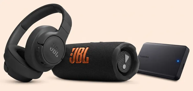 Audífonos de diadema JBL, parlante JBL Flip y disco duro externo Toshiba Canvio sobre fondo crema